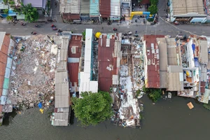Người dân ven kênh Đôi khẩn trương tháo dỡ nhà, sẵn sàng cho dự án nghìn tỷ