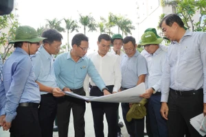 Phó chủ tịch UBND TP.HCM Bùi Xuân Cường thị sát dự án bờ Bắc Kênh Đôi