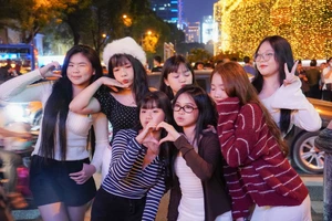 Người dân TP.HCM rộn ràng xuống phố đón mừng Giáng sinh