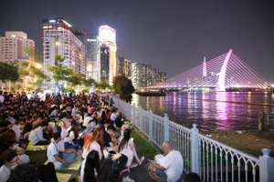 TP.HCM: Biển người xuống phố đón chờ màn pháo hoa năm mới 2026