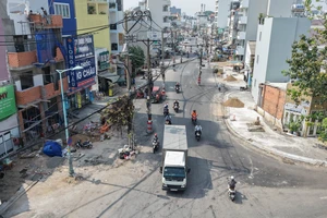 TP.HCM: Đường mới mở rộng gần hoàn tất, trụ điện cũ vẫn án ngữ giữa lối đi