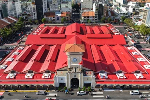 Chợ Bến Thành hơn trăm tuổi 'thay áo mới' đón Tết