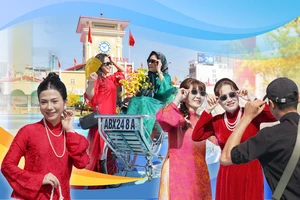 Giới trẻ háo hức đổ về trung tâm TP.HCM 'săn' ảnh Tết 