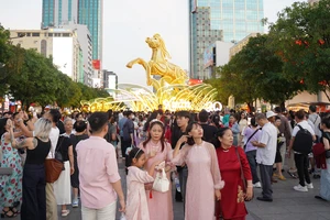 Hơn 1,8 triệu lượt khách tham quan Đường hoa Nguyễn Huệ Tết Bính Ngọ 2026