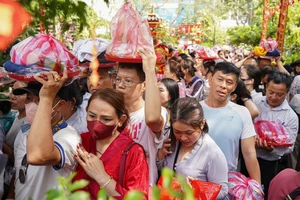 Hàng trăm người đội nắng chờ làm lễ chuyển vận tại chùa Ngọc Hoàng 