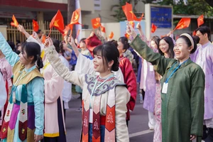 Hơn 1.000 bạn trẻ diện Việt phục diễu hành ở trung tâm TP.HCM 