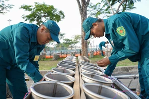 Trận địa pháo hoa tầm cao mừng đại lễ 30-4 trước giờ khai hỏa tại trung tâm TP.HCM