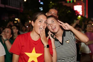 Người dân TP.HCM và du khách vỡ òa với màn pháo hoa mừng đại lễ 30-4 