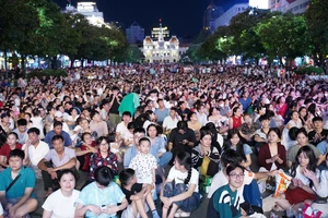 Hàng nghìn người ở trung tâm TP.HCM chờ ngắm pháo hoa mừng đại lễ 30-4 