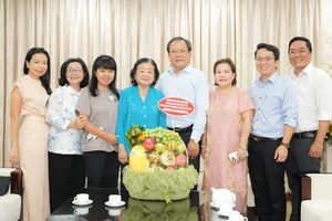 Nguyên Phó Chủ tịch nước Trương Mỹ Hoa thăm Báo Pháp Luật TP.HCM nhân ngày 21-6 