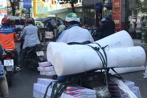 Tái diễn tình trạng chở hàng cồng kềnh tại nhiều tuyến đường