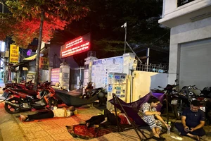 Mắc võng, trải chiếu xuyên đêm chờ rút BHXH 1 lần 