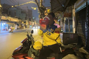 Nhọc nhằn mưu sinh giữa tiết trời nóng bức