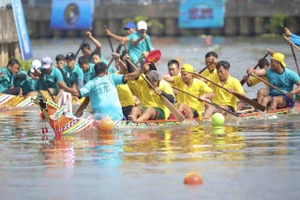 Người dân TP.HCM đội nắng, chen chân xem lễ hội đua ghe ngo