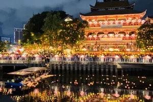 Hơn 7.000 đèn hoa đăng lung linh trên kênh Nhiêu Lộc - Thị Nghè