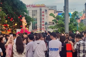 Hàng ngàn người dân có mặt từ rất sớm tham gia lễ hội hoa đăng ở TPHCM