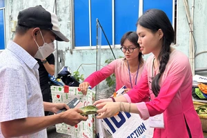 Phiên chợ độc lạ lấy lá thay tiền, ấm lòng người bệnh