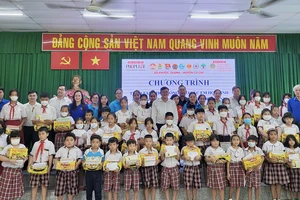 Báo Pháp Luật TP.HCM trao học bổng "cùng em đến trường" cho học sinh khó khăn ở Củ Chi