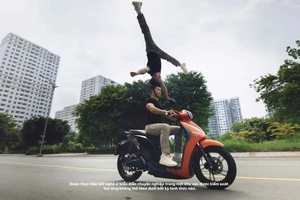 Clip Quốc Cơ - Quốc Nghiệp chồng đầu chạy xe máy điện được gỡ