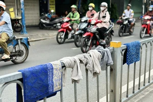 Đường Kênh Tân Hóa: Con lươn bị tận dụng thành “sào phơi đồ”