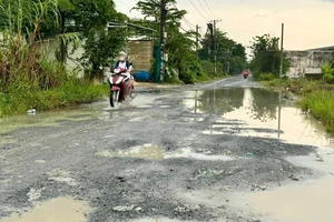 Người dân "thấp thỏm" khi sống chung với đường xuống cấp 10 năm trời 