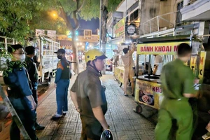 Xuyên đêm chấn chỉnh lấn chiếm lòng lề đường tại khu vực công viên Tầm Vu