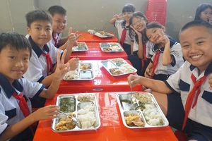 Hiệu trưởng gửi ảnh báo cáo bữa ăn bán trú: Mong sớm triển khai rộng rãi! 