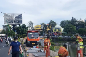 Nhanh chóng sửa chữa, khôi phục nguyên trạng lan can đứt gãy đoạn kênh Nhiêu Lộc 