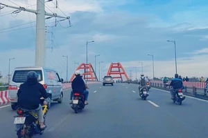 Xe máy ngang nhiên đi vào làn ô tô trên đường Phạm Văn Đồng