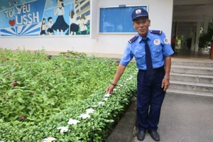 Bác bảo vệ bên hàng hoa sứ gây bão mạng xã hội 