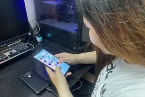 Vừa dùng vừa sạc điện thoại: Biết nguy hiểm nhưng vẫn làm 