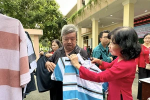 Được tặng áo mới trong phiên chợ quê 0 đồng