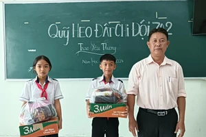 Cả lớp nuôi heo đất để mua quà Tết tặng bạn khó khăn 