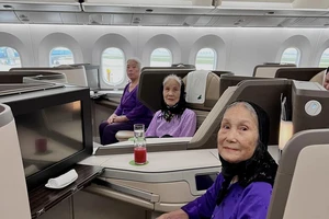 Ba cụ bà đi du lịch máy bay hạng thương gia: Cảm ơn đời vì tôi vẫn còn người để thương!