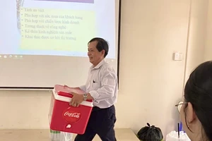 Dễ thương hình ảnh thầy giáo bỏ tiền túi mua nước giải nhiệt cho sinh viên