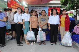 Ấm áp phiên chợ nghĩa tình