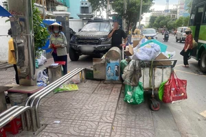 TP.HCM: Hàng loạt điểm dừng, nhà chờ xe buýt ngang nhiên bị chiếm dụng
