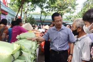 Tại phiên chợ nghĩa tình, những món quà 0 đồng được trao tay