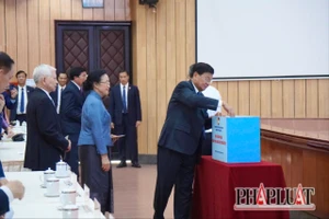 Tổng Bí thư, Chủ tịch nước Lào tham dự lễ phát động ủng hộ đồng bào bị bão lũ tại TP.HCM