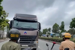 Bạn đọc bức xúc vì tài xế xe container không chấp hành hiệu lệnh dừng xe của cảnh sát giao thông