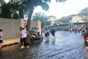 Học sinh lội nước đến trường vì con đường ngập nặng