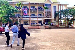 Thầy hiệu trưởng nghỉ hưu, hàng ngàn học sinh gọi tên gây sốt mạng xã hội