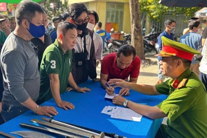 Người dân tự nguyện giao nộp vũ khí, vật liệu nổ, công cụ hỗ trợ và pháo