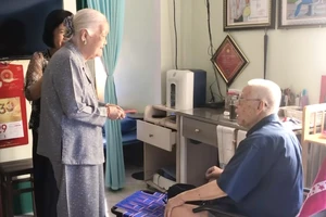 Cụ ông 98 tuổi lì xì cho em gái 96 tuổi; cụ bà xấu hổ khi được chồng 90 tuổi mừng tuổi
