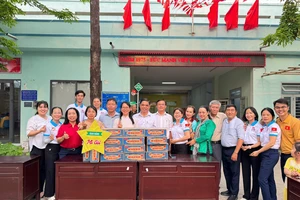 Ấm lòng 'phiên chợ 0 đồng' chào mừng 50 năm non sông liền một dải