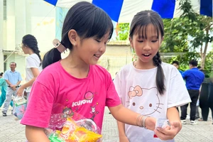 Tết thiếu nhi 1-6 ngập tràn tiếng cười với chợ 0 đồng và trò chơi dân gian