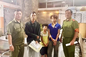Công an phường Đông Hưng Thuận, TP.HCM kịp thời đưa hai cháu bé đi lạc về nhà