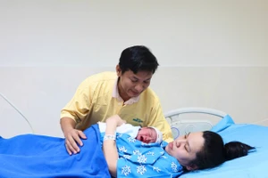 Nghỉ chăm con dưới 7 tuổi ốm được hưởng trợ cấp 75% tiền lương đóng BHXH