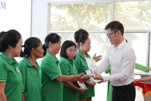 BHXH TP.HCM kêu gọi chung tay trao an sinh, mang Tết ấm đến người dân