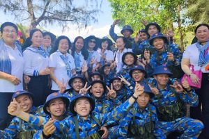 Quỹ học bổng Vừ A Dính, CLB 'Vì Hoàng Sa - Trường Sa thân yêu' tiếp sức cho tân binh và con gia đình quân nhân